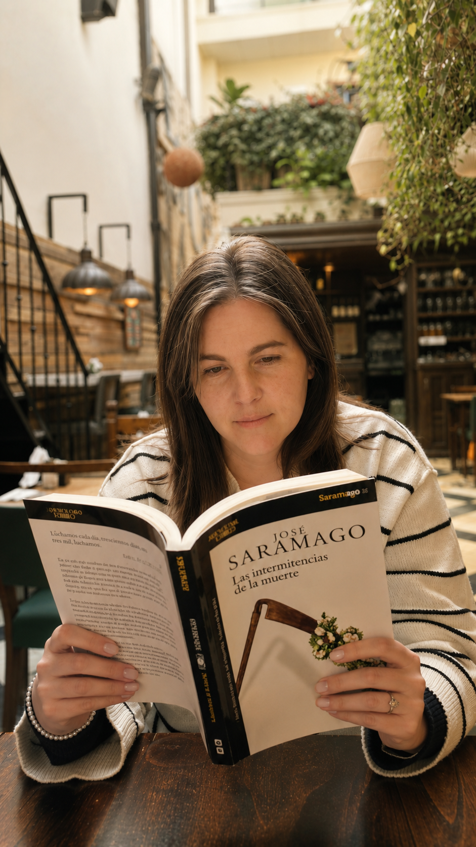 Eli Tarasiuk en una librería, sosteniendo un libro abierto.